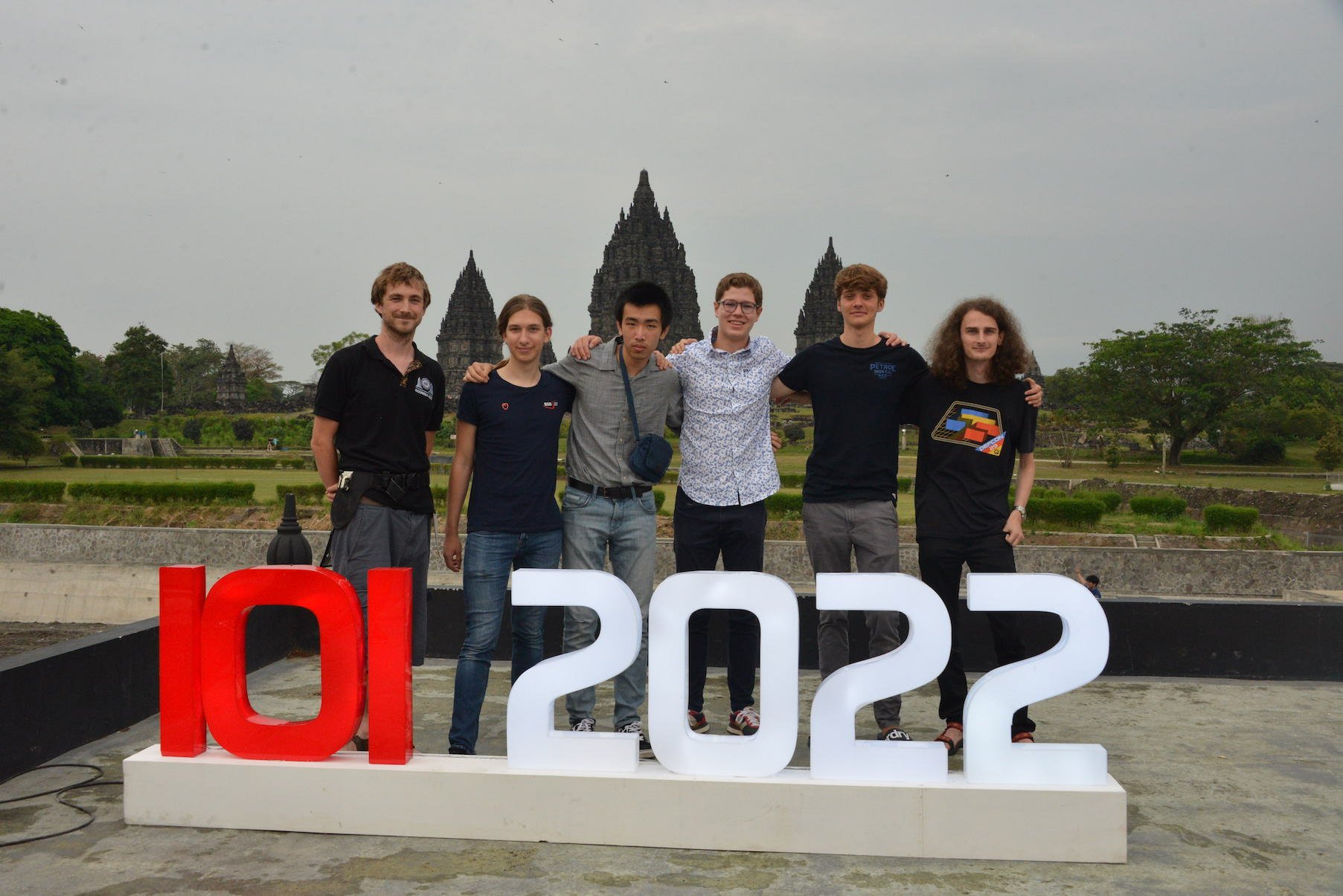 Ioi2022 team with leaders 2